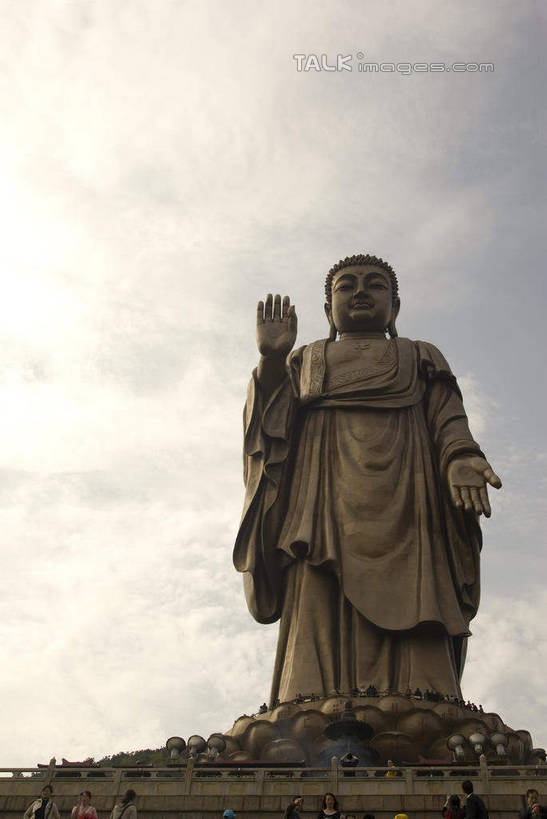 东方人,一个人,无人,站,举,竖图,室外,白天,仰视,民族服装,旅游,度假,名胜古迹,标志建筑,地标,建筑,雕塑,中国,亚洲,仅一个男性,仅一个人,仅一个中年男性,阴影,节日,遗迹,艺术,装饰,光线,雕刻,雕像,影子,云,云朵,云彩,黄种人,古迹,文化,文物,娱乐,建设,古建筑,江苏,灵山大佛,无锡,小灵山,蓝色,白云,蓝天,天空,阳光,工艺品,天,祈祷,托,站着,享受,休闲,健康,灵山,旅游胜地,放松,许愿,宗教,佛教,信仰,晴朗,纪念,祈求,美术,主题,陈列,佛祖,古文明,东亚,佛陀,江苏省,灵山胜境,无锡灵山,中华人民共和国,华东地区,苏,功能,美学,无锡市,释教,圣人,佛教创始者,乔达摩.悉达多,如来佛祖,释迦佛,释迦牟尼,我佛如来,平安,男人,男性,中年男性,亚洲人,晴空,举起,举手,举着,向上举,向上伸,向上托,站立,彩图,低角度拍摄,全身,传统服装,民俗服,铜雕,滨湖区,无锡灵山大佛景区,灵山大佛景区,shwf1