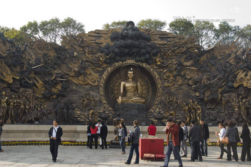 东方人,站,横图,室外,白天,旅游,度假,绘画,名胜古迹,标志建筑,地标,建筑,雕塑,中国,亚洲,行人,游客,游人,服装,遗迹,艺术,装饰,雕刻,雕像,浮雕,墙,云,云朵,许多人,云彩,休闲装,黄种人,古迹,文化,文物,娱乐,建设,古建筑,江苏,灵山大照壁,无锡,照壁,路人,旅客,墙壁,墙面,背面,衣服,蓝色,白云,蓝天,天空,工艺品,天,站着,一群人,享受,休闲,休闲服,灵山,旅游胜地,放松,服饰,晴朗,纪念,美术,中国文化,主题,陈列,古文明,东亚,江苏省,灵山胜境,无锡灵山,中华人民共和国,华东地区,苏,功能,美学,影壁,无锡市,过客,男人,男性,年轻男性,年轻女性,女人,女性,亚洲人,晴空,画画,站立,半身,彩图,滨湖区,无锡灵山大佛景区,灵山大佛景区,屏风墙,萧墙,传统文化,shwf1