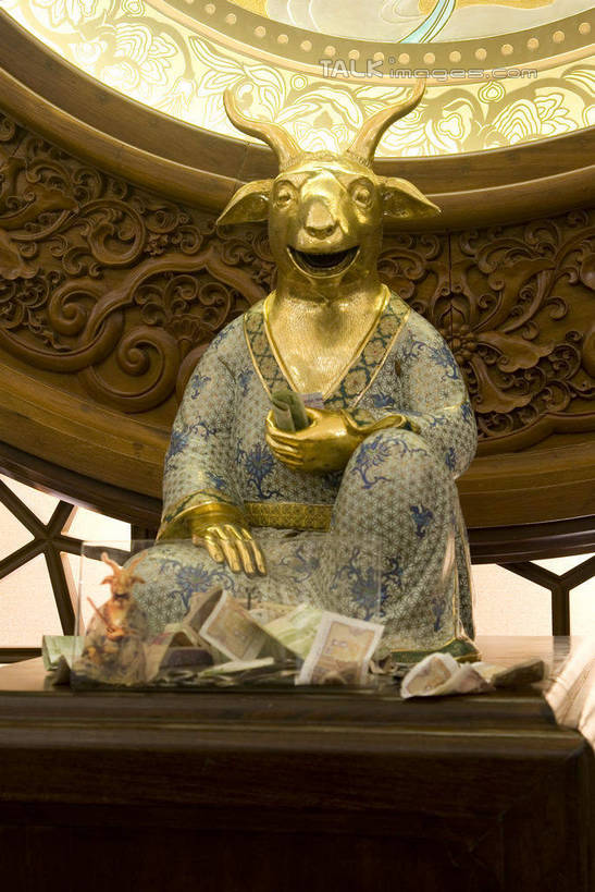 无人,宫殿,坐,竖图,室内,白天,正面,民族服装,旅游,度假,名胜古迹,标志建筑,地标,建筑,羊,雕塑,中国,亚洲,阴影,节日,遗迹,艺术,装饰,光线,雕刻,雕像,影子,灯光,注视,古迹,文化,文物,娱乐,建设,传统,古建筑,江苏,无锡,十二生肖,动物,工艺品,观察,看,祈祷,享受,休闲,健康,属相,旅游胜地,家畜,放松,许愿,宗教,生肖,佛教,牲畜,信仰,观看,纪念,祈求,美术,察看,宫廷,关注,主题,陈列,古文明,东亚,江苏省,灵山胜境,中华人民共和国,华东地区,苏,功能,美学,兽历,无锡市,王宫,释教,平安,绵羊,坐着,彩图,全身,传统服装,民俗服,皇宫,灵山梵宫,太湖国家旅游度假区滨湖区,shwf1