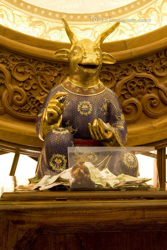 无人,宫殿,坐,竖图,室内,白天,正面,民族服装,旅游,度假,名胜古迹,标志建筑,地标,建筑,羊,雕塑,中国,亚洲,阴影,节日,遗迹,艺术,装饰,光线,雕刻,雕像,影子,灯光,注视,古迹,文化,文物,娱乐,建设,传统,古建筑,江苏,无锡,十二生肖,动物,工艺品,观察,看,祈祷,享受,休闲,健康,属相,旅游胜地,家畜,放松,许愿,宗教,生肖,佛教,牲畜,信仰,观看,纪念,祈求,美术,察看,宫廷,关注,主题,陈列,古文明,东亚,江苏省,灵山胜境,中华人民共和国,华东地区,苏,功能,美学,兽历,无锡市,王宫,释教,平安,绵羊,坐着,彩图,全身,传统服装,民俗服,皇宫,灵山梵宫,太湖国家旅游度假区滨湖区,shwf1