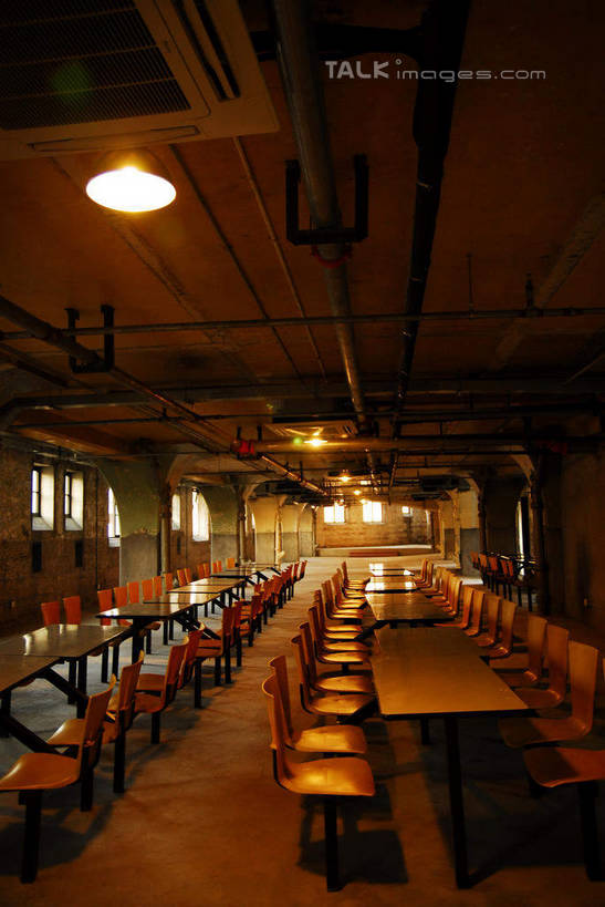 无人,工厂,竖图,室内,白天,正面,旅游,度假,建材,餐桌,窗户,桌子,标志建筑,地标,建筑,椅子,照明,上海,中国,亚洲,阴影,反射,材料,影子,柱子,混凝土,灯光,娱乐,建设,1933创意园,虹口区,顶灯,水泥,玻璃窗,灯,灯具,享受,休闲,旅游胜地,放松,建造,餐台,照亮,申,照明设备,东亚,上海市,中华人民共和国,沪,华东地区,彩图,工地,制造厂,上海1933,1933老场房,shwf1