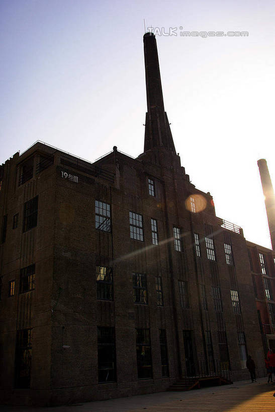 无人,工厂,竖图,室外,白天,仰视,旅游,度假,窗户,标志建筑,地标,建筑,上海,中国,亚洲,阴影,光线,影子,背光,娱乐,建设,1933创意园,虹口区,玻璃窗,蓝色,蓝天,天空,阳光,天,享受,休闲,旅游胜地,放松,晴朗,申,逆光,东亚,上海市,万里无云,中华人民共和国,沪,华东地区,晴空,晴空万里,彩图,低角度拍摄,工地,制造厂,上海1933,1933老场房,shwf1