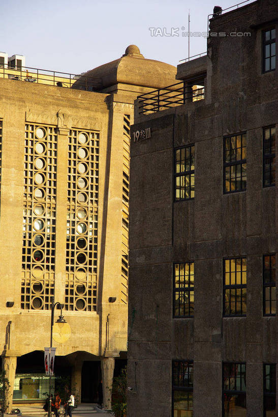 无人,工厂,竖图,室外,白天,仰视,旅游,度假,窗户,标志建筑,地标,建筑,上海,中国,亚洲,阴影,光线,影子,娱乐,建设,1933创意园,虹口区,玻璃窗,蓝色,蓝天,天空,阳光,天,享受,休闲,旅游胜地,放松,晴朗,申,东亚,上海市,万里无云,中华人民共和国,沪,华东地区,晴空,晴空万里,彩图,低角度拍摄,工地,制造厂,上海1933,1933老场房,shwf1