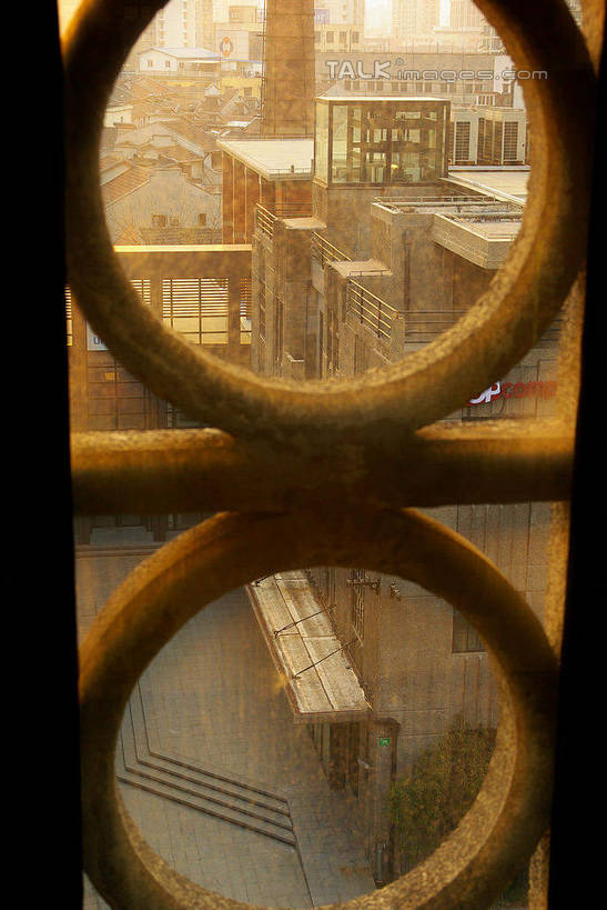 无人,工厂,高楼大厦,竖图,俯视,室内,特写,白天,旅游,度假,日落,窗户,标志建筑,大厦,地标,建筑,摩天大楼,上海,中国,亚洲,朦胧,模糊,晚霞,霞光,落日,娱乐,建设,1933创意园,虹口区,玻璃窗,黄昏,享受,休闲,旅游胜地,彩霞,放松,申,东亚,上海市,中华人民共和国,沪,华东地区,夕照,薄暮,夕阳,彩图,高角度拍摄,傍晚,大楼,高层建筑,高楼,工地,摩天楼,制造厂,上海1933,1933老场房,斜阳,shwf1