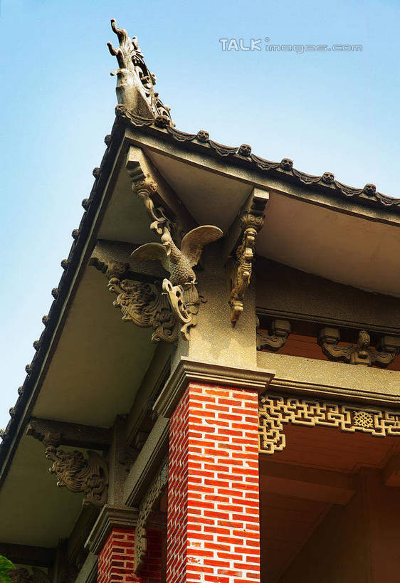 无人,家,竖图,室外,白天,仰视,旅游,度假,标志建筑,地标,建筑,雕塑,中国,亚洲,阴影,艺术,装饰,光线,雕刻,雕像,影子,房屋,屋子,娱乐,建设,厦门,楼房,住宅,蓝色,蓝天,天空,阳光,工艺品,天,享受,休闲,旅游胜地,瓦房,放松,晴朗,纪念,美术,主题,陈列,福建,东亚,福建省,厦门市,万里无云,中华人民共和国,华东地区,功能,美学,闽,晴空,晴空万里,彩图,低角度拍摄,房子,浔尾,秦美,集美区,集美,陈嘉庚先生平事迹陈列馆,陈列馆,尽尾,shwf1