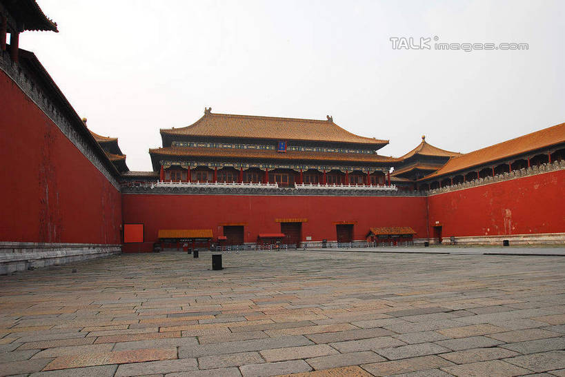 无人,故宫,横图,室外,白天,正面,旅游,度假,名胜古迹,标志建筑,地标,建筑,北京,中国,亚洲,阴影,遗迹,光线,影子,墙,正门,首都,古迹,文物,娱乐,建设,城墙,古建筑,午门,墙壁,墙面,红色,蓝色,蓝天,天空,阳光,紫禁城,天,享受,休闲,旅游胜地,放松,城楼,晴朗,古文明,东亚,万里无云,中华人民共和国,东城区,北京市,京,北平,华北地区,晴空,晴空万里,彩图,故宫博物院,北京紫禁城,北京故宫,shwf1