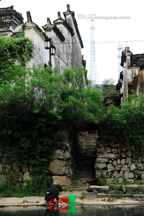 无人,家,竖图,室外,白天,仰视,旅游,度假,河流,名胜古迹,水,植物,标志建筑,地标,建筑,中国,亚洲,遗迹,房屋,屋子,河水,水流,古迹,文物,娱乐,建设,古建筑,江西,景德镇,楼房,住宅,树,树木,绿色,天空,自然,天,享受,休闲,旅游胜地,瓦房,放松,生长,成长,古文明,东亚,江西省,中华人民共和国,华东地区,赣,景德镇市,彩图,低角度拍摄,房子,瑶里镇,瑶里古镇,瑶里,shwf1