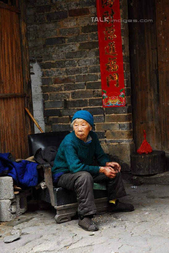 东方人,一个人,家,坐,竖图,室外,白天,正面,民族服装,椅子,对联,亚洲,仅一个女性,仅一个人,握,艺术,标志,头巾,文字,字符,手工艺品,房屋,屋子,注视,黄种人,文化,标识,楼房,住宅,工艺品,观察,看,汉字,瓦房,握着,仅一个老年女性,观看,春联,察看,高雅,关注,中国文化,中文,自信心,品位,国文,华文,老年女性,女人,女性,亚洲人,坐着,彩图,全身,传统服装,民俗服,房子,对子,楹联,shwf1