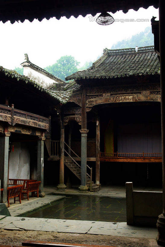 无人,竖图,室外,白天,正面,旅游,度假,名胜古迹,植物,标志建筑,地标,建筑,中国,亚洲,遗迹,古迹,文物,娱乐,建设,古建筑,江西,景德镇,树,树木,蓝色,绿色,蓝天,天空,自然,天,享受,休闲,旅游胜地,放松,祠堂,生长,晴朗,成长,祠庙,古文明,东亚,江西省,万里无云,中华人民共和国,华东地区,赣,景德镇市,晴空,晴空万里,彩图,瑶里镇,瑶里古镇,瑶里,shwf1