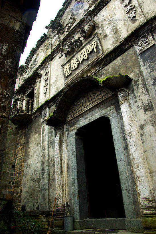 无人,家,竖图,室外,白天,仰视,旅游,度假,名胜古迹,窗户,门,标志建筑,地标,建筑,中国,亚洲,遗迹,房屋,墙,屋子,古迹,文物,娱乐,建设,古建筑,江西,景德镇,狮冈胜览,楼房,玻璃窗,窗台,墙壁,墙面,住宅,门框,享受,休闲,旅游胜地,瓦房,放松,古文明,东亚,江西省,中华人民共和国,华东地区,赣,景德镇市,彩图,低角度拍摄,房子,瑶里镇,瑶里古镇,瑶里,狮冈胜览民居,shwf1