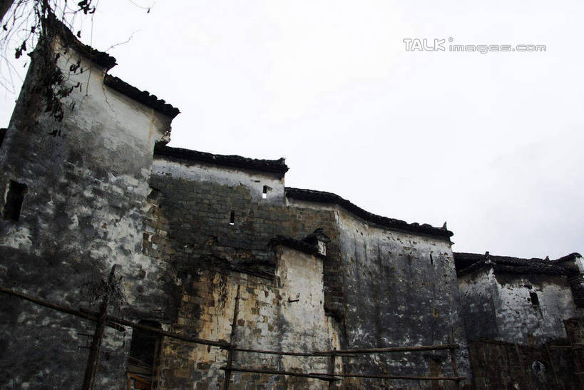 无人,家,横图,室外,白天,仰视,旅游,度假,名胜古迹,标志建筑,地标,建筑,中国,亚洲,遗迹,房屋,墙,屋子,古迹,文物,娱乐,建设,古建筑,江西,理坑,婺源,楼房,墙壁,墙面,住宅,蓝色,蓝天,天空,天,享受,休闲,旅游胜地,瓦房,放松,肮脏,晴朗,古文明,东亚,邋遢,江西省,万里无云,中华人民共和国,华东地区,赣,婺源县,上饶,上饶市,龌龊,污秽,晴空,晴空万里,彩图,低角度拍摄,房子,沱川乡,理坑村,shwf1