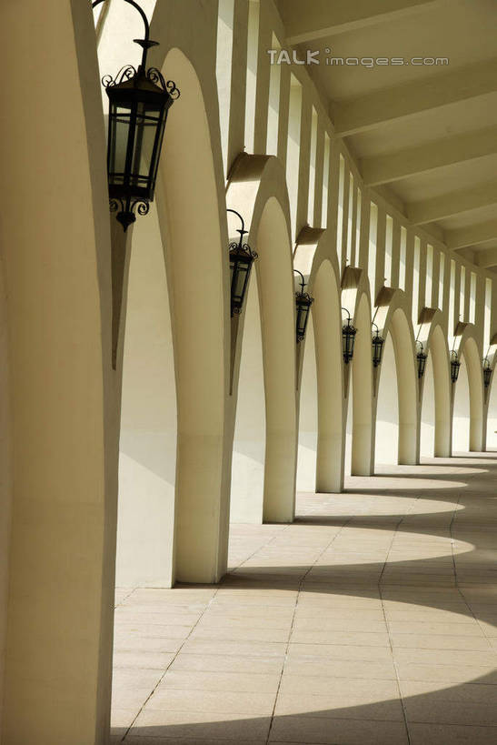 无人,竖图,室外,白天,正面,度假,美景,城市风光,城市,照明,中国,亚洲,一排,整齐,壁灯,柱子,景观,拱门,走道,走廊,过道,灯光,娱乐,蓬莱,山东,烟台,君顶酒庄,灯,排列,灯具,享受,休闲,景色,放松,照亮,照明设备,队列,东亚,山东省,中华人民共和国,华东地区,鲁,烟台市,彩图,中粮南王山谷君顶酒庄,中粮君顶酒庄,蓬莱市,shwf1