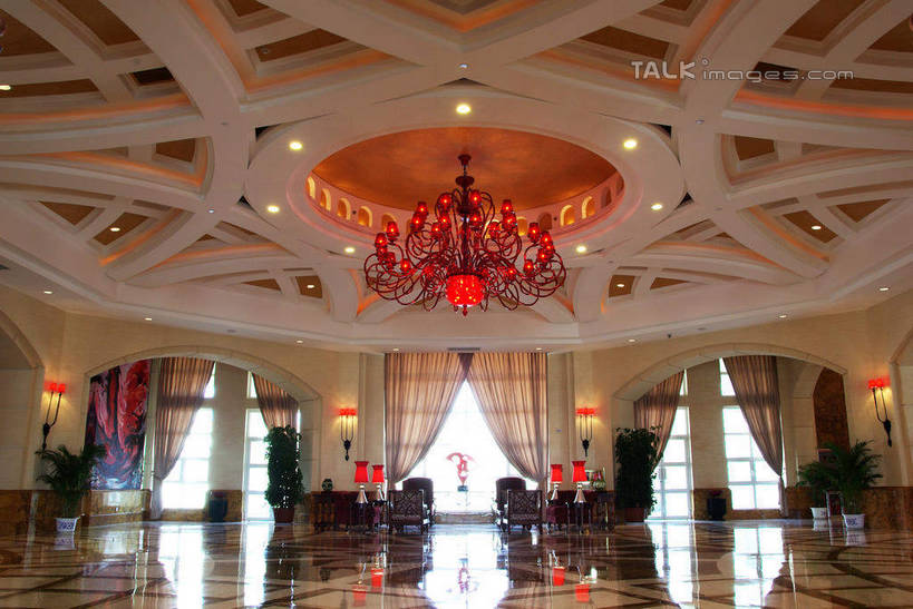 无人,横图,室内,白天,正面,度假,时尚,美景,植物,餐桌,窗户,窗帘,落地窗,桌子,城市风光,城市,椅子,照明,中国,亚洲,阴影,装饰,光线,盆栽,影子,景观,灯光,盆景,水晶,娱乐,蓬莱,山东,烟台,君顶酒庄,吊灯,顶灯,水晶灯,玻璃窗,灯,绿色,自然,帘子,灯具,享受,休闲,遮阳,景色,放松,生长,成长,餐台,华丽,修饰,照亮,点缀,照明设备,高贵,水晶吊灯,东亚,山东省,中华人民共和国,华东地区,衬托,美观,雅致,雅观,水晶制品,鲁,烟台市,富丽,华美,彩图,水晶石,中粮南王山谷君顶酒庄,中粮君顶酒庄,蓬莱市,shwf1