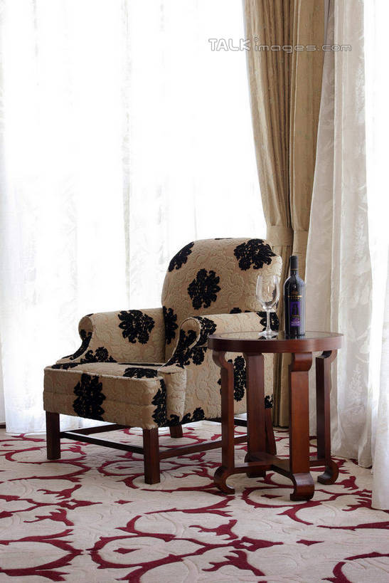 无人,竖图,室内,白天,正面,度假,美景,窗户,窗帘,地毯,落地窗,沙发,桌子,城市风光,城市,中国,亚洲,装饰,编织,木制,手工艺品,景观,织物,茶几,娱乐,蓬莱,山东,烟台,君顶酒庄,玻璃窗,帘子,木制品,工艺品,享受,休闲,遮阳,景色,放松,华丽,修饰,点缀,布艺沙发,东亚,山东省,中华人民共和国,华东地区,衬托,美观,雅致,雅观,鲁,烟台市,彩图,中粮南王山谷君顶酒庄,中粮君顶酒庄,蓬莱市,shwf1