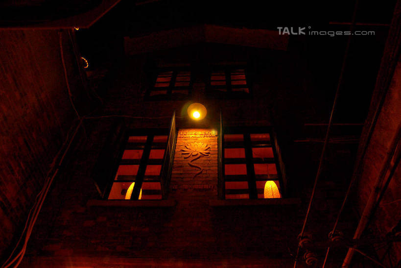 无人,餐厅,横图,室外,夜晚,仰视,度假,美景,窗户,落地窗,城市风光,城市,照明,上海,中国,亚洲,阴影,光线,影子,景观,灯光,娱乐,泰康路,田子坊,吊灯,玻璃窗,灯,灯具,享受,休闲,景色,放松,照亮,申,照明设备,卢湾区,东亚,上海市,中华人民共和国,沪,华东地区,彩图,低角度拍摄,餐馆,饭店,饭馆,shwf1