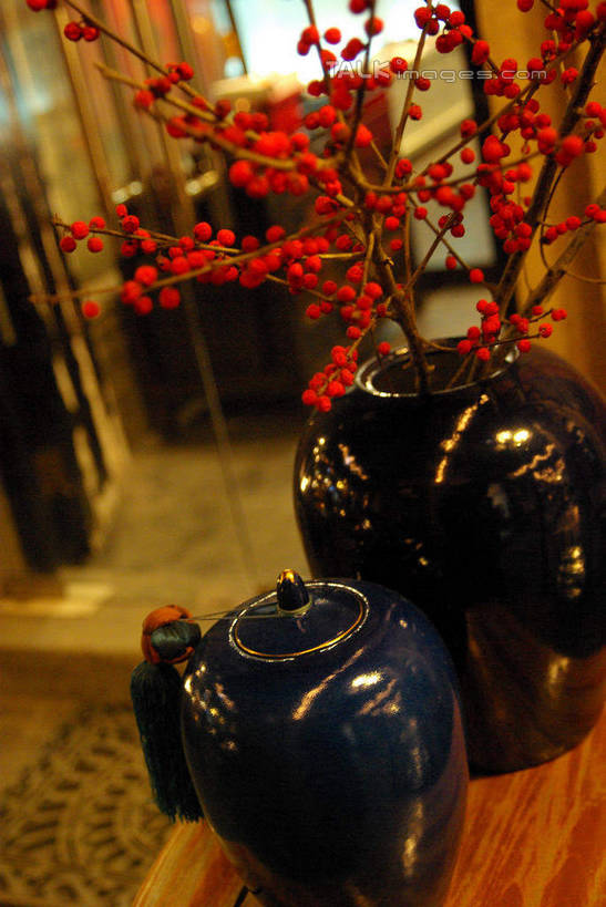 无人,竖图,室外,夜晚,正面,度假,美景,窗户,桌面,桌子,城市风光,城市,花瓶,上海,中国,亚洲,盛开,木制,陶瓷,木桌,景观,陶瓷制品,花蕾,娱乐,泰康路,田子坊,玻璃窗,花,花瓣,花朵,鲜花,木制品,瓶子,花苞,花蕊,享受,休闲,景色,放松,申,卢湾区,东亚,上海市,中华人民共和国,沪,华东地区,彩图,木桌子,shwf1