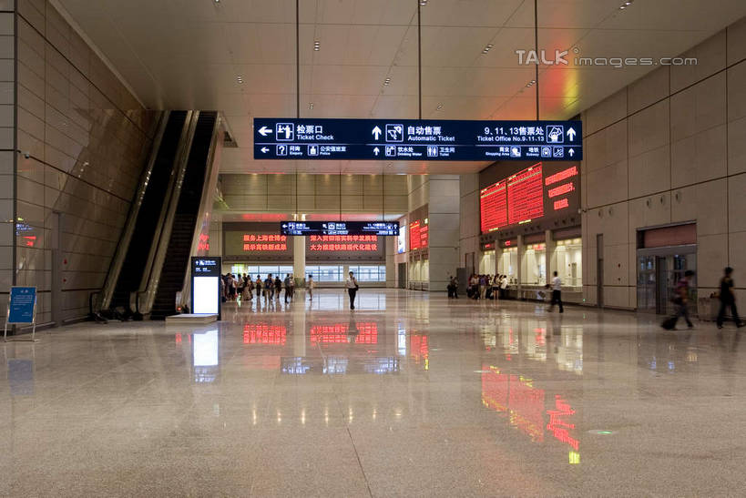 无人,火车站,横图,室内,白天,正面,度假,显示器,美景,城市风光,城市,电梯,指示牌,上海,中国,亚洲,阴影,光线,标志,屏幕,文字,影子,字符,电动扶梯,景观,灯光,自动扶梯,运输工具,娱乐,标识,显示屏,享受,休闲,汉字,景色,放松,虹桥火车站,申,中文,输出设备,东亚,闵行区,上海市,中华人民共和国,沪,华东地区,国文,华文,彩图,铁路车站,铁路站,上海虹桥站,扶手电梯,升降设备,运输带,自动行人电梯,电扶梯,shwf1