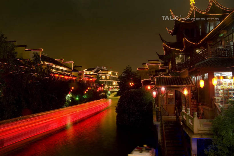 无人,寺庙,横图,彩色,室外,夜晚,正面,长时间曝光,旅游,度假,河流,名胜古迹,水,标志建筑,地标,建筑,霓虹灯,船,照明,南京,中国,亚洲,阴影,节日,朦胧,模糊,遗迹,光线,灯笼,影子,纸灯笼,河水,水流,灯光,木船,七彩,古迹,文化,文物,娱乐,光源,建设,古建筑,江苏,霓虹,灯,灯具,庙宇,交通工具,祈祷,享受,休闲,健康,旅游胜地,放松,许愿,宗教,佛教,信仰,纪念,夫子庙,祈求,照亮,舟,照明设备,载具,曝光,古文明,东亚,江苏省,南京市,中华人民共和国,华东地区,苏,省会,氖灯,释教,南京夫子庙,平安,石头城,彩图,庙,寺,shwf1