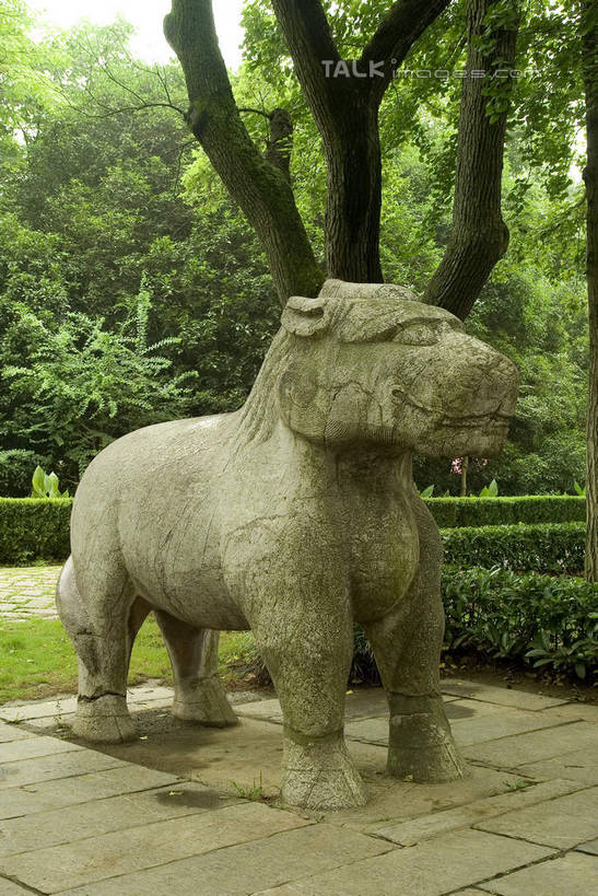 无人,站,竖图,室外,白天,侧面,旅游,度假,智慧,名胜古迹,植物,标志建筑,地标,建筑,雕塑,南京,中国,亚洲,遗迹,艺术,装饰,雕刻,雕像,注视,古迹,文物,娱乐,建设,古建筑,江苏,石雕,树,树木,一只,绿色,自然,工艺品,观察,看,站着,享受,休闲,墓地,旅游胜地,放松,生长,成长,观看,纪念,明孝陵,獬豸,美术,公正,察看,坟墓,陵墓,关注,主题,陈列,坟场,古文明,东亚,江苏省,南京市,中华人民共和国,华东地区,苏,省会,功能,美学,灵兽,玄武,石头城,站立,彩图,全身,玄武区,孝陵,解廌,任法兽,祥兽,异兽,直辨兽,公平,shwf1