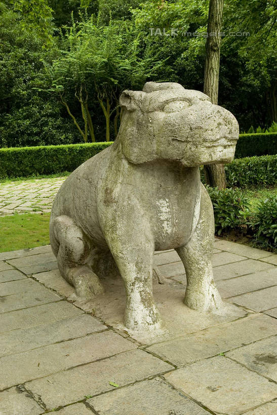 无人,站,竖图,室外,白天,侧面,旅游,度假,智慧,名胜古迹,植物,标志建筑,地标,建筑,雕塑,南京,中国,亚洲,遗迹,艺术,装饰,雕刻,雕像,注视,古迹,文物,娱乐,建设,古建筑,江苏,石雕,树,树木,一只,绿色,自然,工艺品,观察,看,站着,享受,休闲,墓地,旅游胜地,放松,生长,成长,观看,纪念,明孝陵,獬豸,美术,公正,察看,坟墓,陵墓,关注,主题,陈列,坟场,古文明,东亚,江苏省,南京市,中华人民共和国,华东地区,苏,省会,功能,美学,灵兽,玄武,石头城,站立,彩图,全身,玄武区,孝陵,解廌,任法兽,祥兽,异兽,直辨兽,公平,shwf1