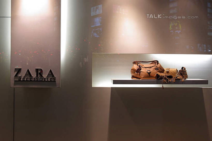 无人,商店,横图,室内,白天,正面,购物,度假,消费,美景,窗户,落地窗,城市风光,超市,城市,橱窗,商场,上海,中国,亚洲,英文,包,标志,皮包,文字,字符,字母,景观,娱乐,标识,玻璃窗,南京西路,享受,休闲,景色,放松,金融,百货,英文字母,单肩包,申,选购,贸易,百货公司,东亚,玻璃橱窗,静安区,上海市,中华人民共和国,沪,华东地区,血拼,彩图,购物商场,购物中心,商业中心,shwf1