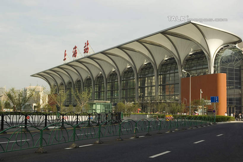 无人,火车站,横图,室外,白天,正面,度假,美景,植物,城市风光,城市,道路,路,公路,上海,中国,亚洲,阴影,光线,标志,文字,影子,字符,景观,分界线,停车线,交通,娱乐,标识,树,树木,蓝色,绿色,蓝天,天空,阳光,自然,上海站,天,享受,休闲,汉字,景色,放松,生长,晴朗,成长,车行道,车行道分界线,申,中文,标线,东亚,车行线,上海火车站,上海市,万里无云,中华人民共和国,沪,华东地区,国文,华文,闸北区,晴空,晴空万里,马路,彩图,铁路车站,铁路站,shwf1