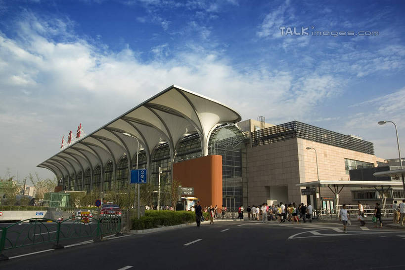 无人,火车站,横图,室外,白天,仰视,度假,美景,植物,城市风光,城市,道路,路,公路,上海,中国,亚洲,阴影,光线,标志,文字,影子,字符,景观,分界线,停车线,交通,娱乐,标识,树,树木,蓝色,绿色,蓝天,天空,阳光,自然,上海站,天,享受,休闲,汉字,景色,放松,生长,晴朗,成长,车行道,车行道分界线,申,中文,标线,东亚,车行线,上海火车站,上海市,万里无云,中华人民共和国,沪,华东地区,国文,华文,闸北区,晴空,晴空万里,马路,彩图,低角度拍摄,铁路车站,铁路站,shwf1