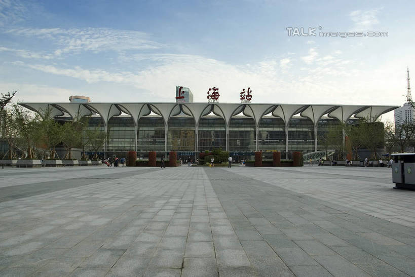 无人,火车站,横图,室外,白天,正面,度假,美景,植物,城市风光,城市,上海,中国,亚洲,阴影,光线,影子,景观,云,云朵,云彩,娱乐,树,树木,蓝色,绿色,白云,蓝天,天空,阳光,自然,上海站,天,享受,休闲,景色,放松,生长,晴朗,成长,申,东亚,上海火车站,上海市,中华人民共和国,沪,华东地区,闸北区,晴空,彩图,铁路车站,铁路站,shwf1