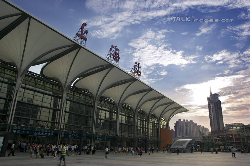 东方人,高楼大厦,火车站,走,横图,室外,白天,仰视,度假,美景,植物,城市风光,城市,大厦,建筑,摩天大楼,上海,中国,亚洲,行人,阴影,服装,光线,标志,文字,影子,字符,景观,云,云朵,许多人,云彩,注视,休闲装,黄种人,娱乐,标识,路人,树,树木,衣服,蓝色,绿色,白云,蓝天,天空,阳光,自然,上海站,天,观察,看,一群人,享受,休闲,休闲服,汉字,景色,放松,服饰,生长,晴朗,成长,观看,申,察看,关注,中文,东亚,上海火车站,上海市,中华人民共和国,沪,华东地区,国文,华文,闸北区,过客,男人,男性,年轻男性,年轻女性,女人,女性,亚洲人,晴空,步行,散步,走路,彩图,低角度拍摄,全身,大楼,高层建筑,高楼,摩天楼,铁路车站,铁路站,shwf1