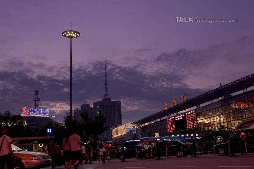 无人,高楼大厦,火车站,横图,室外,白天,仰视,度假,美景,日落,城市风光,城市,大厦,建筑,路灯,摩天大楼,照明,上海,中国,亚洲,阴影,光线,标志,文字,影子,字符,景观,晚霞,霞光,云,云朵,落日,灯光,云彩,娱乐,标识,灯,白云,黄昏,上海站,享受,休闲,汉字,景色,彩霞,放松,照亮,申,照明设备,中文,东亚,上海火车站,上海市,中华人民共和国,沪,华东地区,国文,华文,闸北区,夕照,薄暮,夕阳,彩图,低角度拍摄,傍晚,大楼,高层建筑,高楼,摩天楼,铁路车站,铁路站,斜阳,shwf1