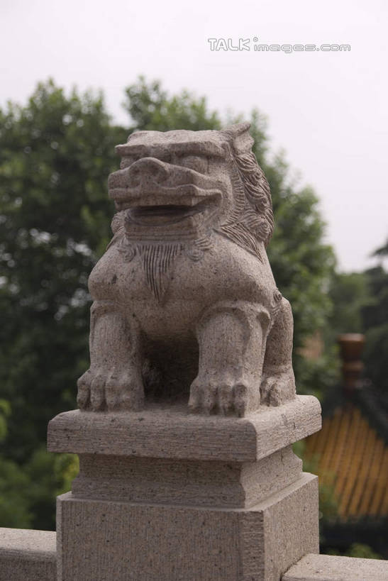 无人,站,竖图,室外,白天,正面,旅游,度假,名胜古迹,植物,标志建筑,地标,建筑,哺乳动物,野生动物,狮子,雕塑,南京,中国,亚洲,阴影,辟邪,遗迹,艺术,装饰,光线,雕刻,雕像,影子,注视,古迹,文化,文物,娱乐,建设,古建筑,江苏,石雕,树,树木,一只,蓝色,绿色,蓝天,天空,阳光,自然,动物,工艺品,石狮,天,观察,看,祈祷,站着,享受,休闲,健康,旅游胜地,放松,许愿,生长,晴朗,成长,观看,纪念,狮子山,阅江楼,祈求,美术,察看,关注,主题,凶猛,陈列,古文明,东亚,鼓楼,江苏省,南京市,万里无云,中华人民共和国,华东地区,苏,省会,功能,美学,驱邪,祛邪,避邪,守护神,残暴,平安,凶残,石头城,晴空,晴空万里,站立,彩图,全身,鼓楼区,卢龙山,shwf1