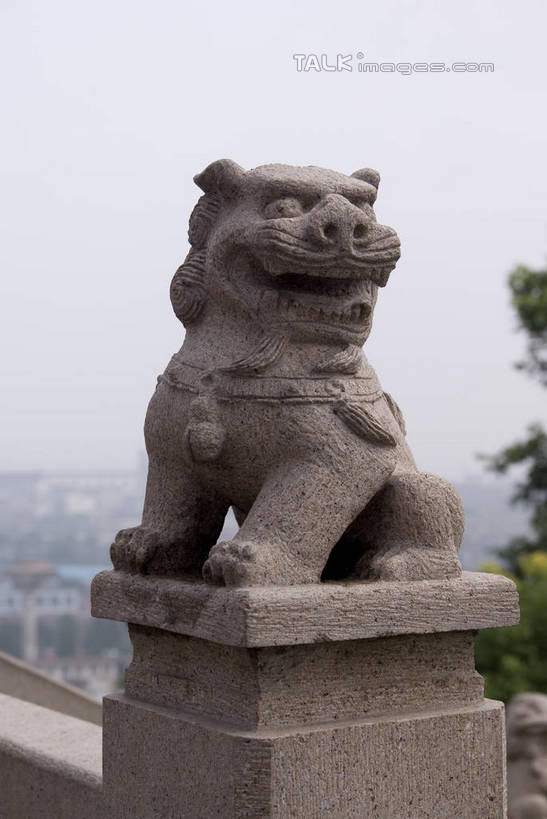 无人,站,竖图,室外,白天,正面,旅游,度假,名胜古迹,植物,标志建筑,地标,建筑,哺乳动物,野生动物,狮子,雕塑,南京,中国,亚洲,阴影,辟邪,遗迹,艺术,装饰,光线,雕刻,雕像,影子,注视,古迹,文化,文物,娱乐,建设,古建筑,江苏,石雕,树,树木,一只,蓝色,绿色,蓝天,天空,阳光,自然,动物,工艺品,石狮,天,观察,看,祈祷,站着,享受,休闲,健康,旅游胜地,放松,许愿,生长,晴朗,成长,观看,纪念,狮子山,阅江楼,祈求,美术,察看,关注,主题,凶猛,陈列,古文明,东亚,鼓楼,江苏省,南京市,万里无云,中华人民共和国,华东地区,苏,省会,功能,美学,驱邪,祛邪,避邪,守护神,残暴,平安,凶残,石头城,晴空,晴空万里,站立,彩图,全身,鼓楼区,卢龙山,shwf1