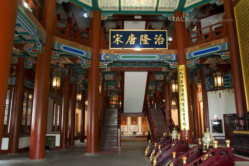 无人,栏杆,横图,室内,白天,正面,旅游,度假,名胜古迹,楼梯,标志建筑,地标,建筑,照明,雕塑,南京,中国,亚洲,吊挂,悬挂,遗迹,艺术,装饰,标志,灯笼,雕刻,扶手,牌匾,文字,纸灯笼,字符,房屋,阶梯,楼阁,屋子,古迹,文化,文物,娱乐,标识,建设,古建筑,江苏,护栏,楼房,台阶,工艺品,灯具,享受,休闲,汉字,旅游胜地,放松,纪念,狮子山,阅江楼,照亮,美术,照明设备,中文,主题,陈列,古文明,东亚,鼓楼,江苏省,南京市,中华人民共和国,华东地区,苏,省会,功能,美学,国文,华文,石头城,彩图,房子,鼓楼区,卢龙山,架空,shwf1