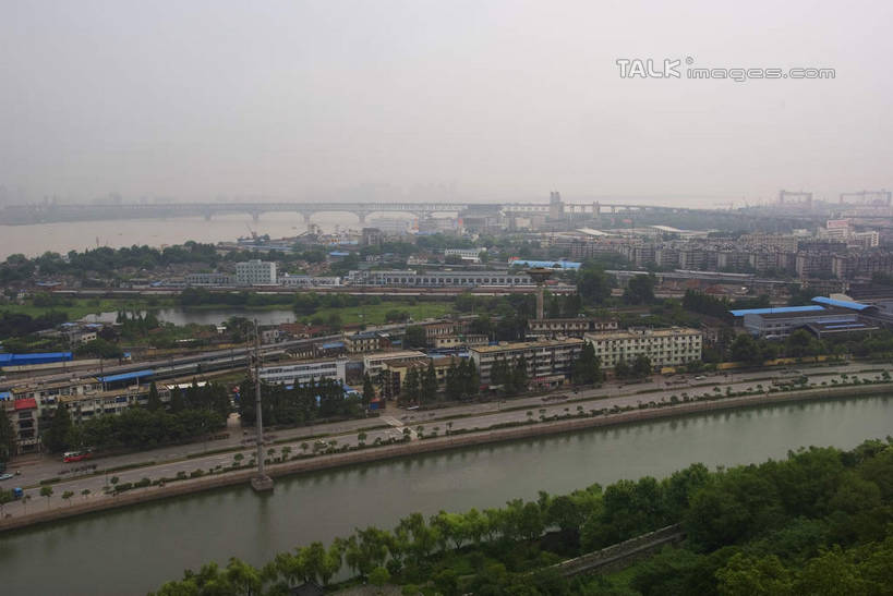 无人,家,横图,俯视,室外,白天,度假,河流,美景,水,植物,城市风光,城市,南京,中国,亚洲,阴影,光线,影子,房屋,屋子,地平线,河水,景观,水流,公寓,辽阔,地面,娱乐,江苏,洋房,楼房,住宅,树,树木,蓝色,绿色,蓝天,天空,阳光,自然,天,享受,休闲,广阔,景色,放松,生长,晴朗,成长,狮子山,阅江楼,一望无际,延伸,东亚,鼓楼,江苏省,南京市,万里无云,中华人民共和国,天地相交,华东地区,苏,省会,无边无际,一马平川,石头城,晴空,晴空万里,彩图,高角度拍摄,房子,鼓楼区,卢龙山,shwf1