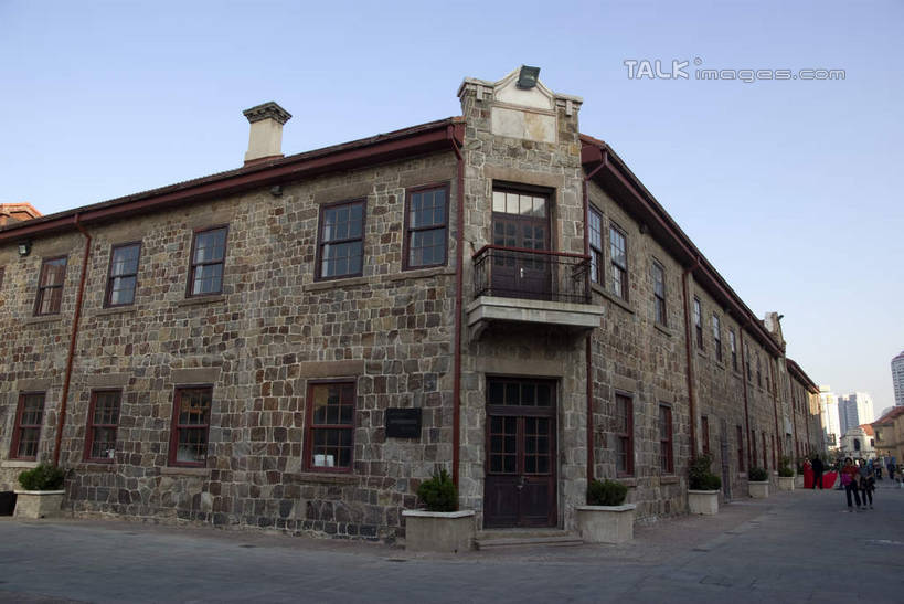 无人,工厂,横图,室外,白天,仰视,度假,烟囱,美景,窗户,门,城市风光,城市,道路,路,公路,南京,中国,亚洲,阴影,光线,影子,墙,景观,交通,娱乐,江苏,玻璃窗,墙壁,墙面,蓝色,蓝天,天空,阳光,门框,天,享受,休闲,景色,放松,晴朗,东亚,江苏省,南京市,万里无云,中华人民共和国,华东地区,苏,省会,石头城,晴空,晴空万里,马路,彩图,低角度拍摄,工地,制造厂,shwf1