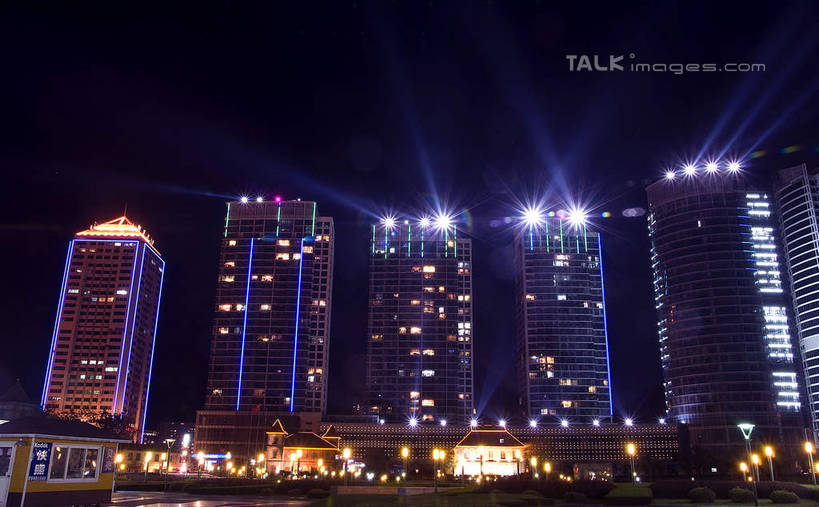 无人,高楼大厦,横图,彩色,室外,夜晚,仰视,度假,美景,城市风光,城市,大厦,建筑,摩天大楼,霓虹灯,南京,中国,亚洲,阴影,光线,影子,景观,灯光,七彩,娱乐,光源,江苏,霓虹,灯,享受,休闲,景色,放松,照明设备,东亚,江苏省,南京市,中华人民共和国,华东地区,苏,省会,氖灯,石头城,彩图,低角度拍摄,大楼,高层建筑,高楼,摩天楼,shwf1