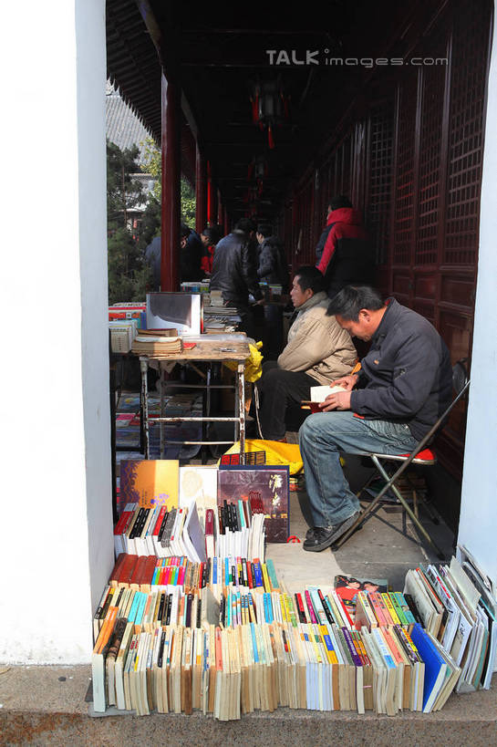 东方人,坐,捧,竖图,室外,白天,侧面,购物,看书,旅游,度假,阅读,消费,名胜古迹,门,桌面,桌子,标志建筑,地标,建筑,书籍,椅子,上海,中国,亚洲,一排,许多,学习,遗迹,整齐,方格,格子,柱子,市场,许多人,注视,黄种人,古迹,文物,娱乐,建设,古建筑,排列,门框,低头,观察,看,一群人,享受,休闲,旅游胜地,放松,读书,浏览,金融,观看,申,察看,队列,关注,选购,贸易,黄浦区,古文明,东亚,上海市,文庙,中华人民共和国,沪,华东地区,男人,男性,年轻男性,亚洲人,书,图书,端,端着,捧着,手捧,坐着,彩图,全身,上海文庙,文庙路,书市,shwf1