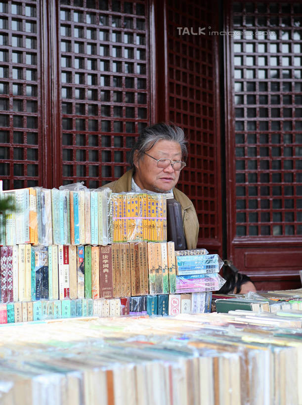东方人,一个人,坐,竖图,室外,白天,正面,购物,看书,旅游,度假,阅读,消费,名胜古迹,门,标志建筑,地标,建筑,书籍,上海,中国,亚洲,仅一个男性,仅一个人,一排,许多,学习,遗迹,整齐,木制,方格,格子,眼镜,市场,注视,黄种人,古迹,文物,娱乐,建设,古建筑,排列,木制品,书本,门框,观察,看,仅一个老年男性,享受,休闲,旅游胜地,放松,读书,浏览,金融,观看,老花镜,申,察看,队列,关注,选购,贸易,黄浦区,古文明,东亚,上海市,文庙,中华人民共和国,沪,华东地区,远视眼镜,老年男性,男人,男性,亚洲人,书,图书,坐着,半身,彩图,上海文庙,文庙路,书市,shwf1