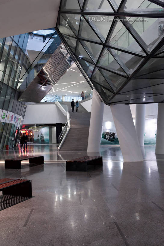 无人,栏杆,竖图,室内,夜晚,正面,度假,美景,楼梯,城市风光,城市,玻璃,照明,上海,中国,亚洲,阴影,光线,标志,瓷砖,地砖,扶手,文字,影子,字符,阶梯,景观,灯光,地面,娱乐,标识,护栏,顶灯,台阶,玻璃制品,灯,灯具,享受,休闲,世博文化中心,上海世博馆,世博馆,上海世博会,世博,世博会,汉字,景色,放松,照亮,申,照明设备,中文,东亚,世博园,上海市,中华人民共和国,沪,华东地区,国文,华文,彩图,梅赛德斯.奔驰文化中心,梅赛德斯奔驰文化中心,上海梅赛德斯.奔驰文化中心,shwf1