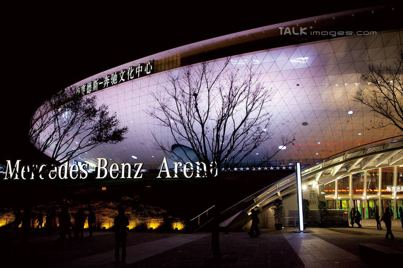 走,横图,室外,夜晚,正面,度假,美景,植物,城市风光,城市,照明,上海,中国,亚洲,游客,游人,阴影,光线,瓷砖,地砖,影子,景观,灯光,地面,许多人,背光,娱乐,顶灯,灯,树,树木,绿色,自然,灯具,一群人,享受,休闲,世博文化中心,上海世博馆,世博馆,上海世博会,世博,世博会,景色,放松,生长,成长,照亮,申,照明设备,逆光,东亚,世博园,上海市,中华人民共和国,沪,华东地区,男人,男性,年轻男性,年轻女性,女人,女性,步行,散步,走路,半身,彩图,梅赛德斯.奔驰文化中心,梅赛德斯奔驰文化中心,上海梅赛德斯.奔驰文化中心,shwf1