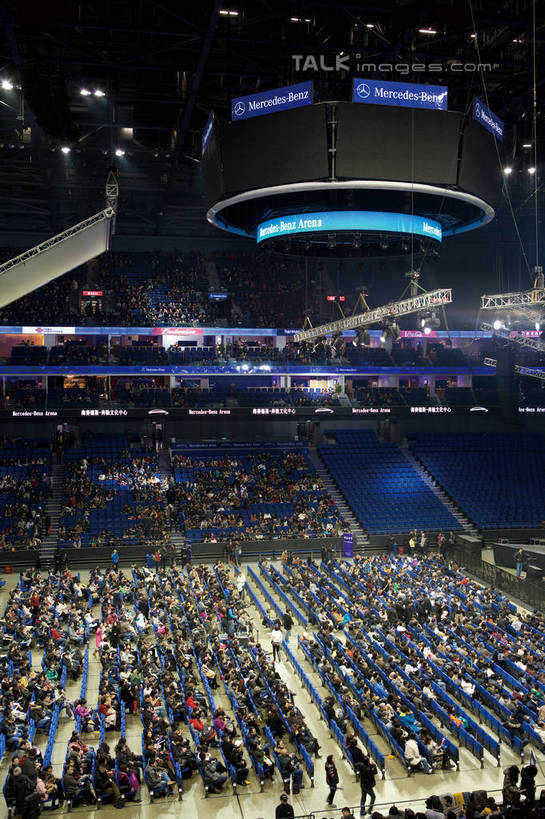 东方人,观众,栏杆,站,坐,竖图,俯视,室内,夜晚,度假,显示器,美景,城市风光,城市,椅子,照明,上海,中国,亚洲,一排,许多,阴影,弯曲,整齐,环绕,围绕,光线,标志,瓷砖,地砖,屏幕,文字,影子,字符,景观,围栏,灯光,地面,许多人,弧形,注视,黄种人,娱乐,标识,显示屏,观众席,护栏,顶灯,座椅,灯,排列,灯具,观察,看,站着,一群人,享受,休闲,弧度,世博文化中心,上海世博馆,世博馆,上海世博会,世博,世博会,汉字,景色,放松,观看,照亮,申,察看,照明设备,队列,关注,中文,输出设备,东亚,世博园,上海市,中华人民共和国,沪,华东地区,国文,华文,男人,男性,年轻男性,年轻女性,女人,女性,亚洲人,观赏人员,站立,坐着,半身,彩图,高角度拍摄,梅赛德斯.奔驰文化中心,梅赛德斯奔驰文化中心,上海梅赛德斯.奔驰文化中心,shwf1