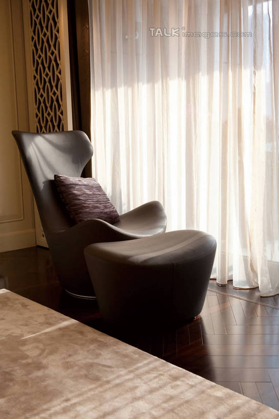 无人,家,竖图,室内,白天,正面,别墅,窗户,窗帘,地板,地毯,家具,靠垫,落地窗,沙发,卧室,装修,建筑,欧式,阴影,装饰,光线,影子,房屋,墙,屋子,公寓,靠枕,地面,豪华,建设,现代,装潢,洋房,楼房,木地板,玻璃窗,墙壁,墙面,住宅,阳光,垫子,室内装潢,枕头,样板房,明亮,舒适,家居装潢,房产,房地产,房屋设计,地中海风格,古典风格,简约风格,室内设计,宽敞,样板房装潢,设计,彩图,房子,睡房,卧房,皮沙发,shwf1