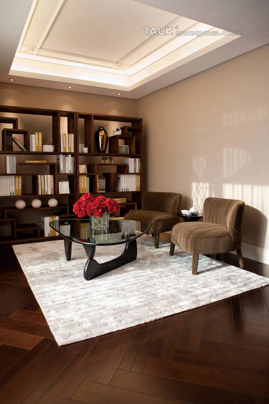 无人,家,客厅,竖图,室内,白天,正面,别墅,地板,地毯,柜子,家具,沙发,书架,天花板,装修,建筑,花瓶,书籍,照明,欧式,一排,许多,阴影,整齐,装饰,盛开,光线,材料,档案,文件,影子,房屋,墙,屋子,公寓,灯光,地面,豪华,花蕾,茶几,建设,现代,装潢,洋房,楼房,木地板,墙壁,墙面,住宅,玻璃制品,灯,花,花瓣,花朵,鲜花,排列,红色,阳光,玻璃瓶,瓶子,资料,灯具,室内装潢,花苞,花蕊,射灯,样板房,明亮,照亮,起居室,舒适,家居装潢,照明设备,队列,文档,房产,房地产,房屋设计,地中海风格,古典风格,简约风格,档案柜,布艺沙发,室内设计,宽敞,样板房装潢,客堂,设计,书,图书,彩图,房子,shwf1