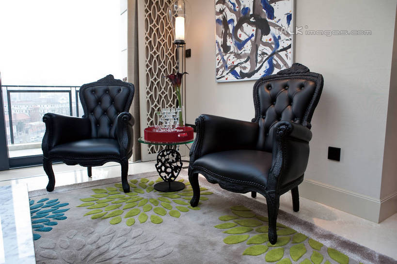 无人,家,客厅,横图,室内,白天,正面,别墅,窗户,地毯,家具,落地窗,沙发,装修,建筑,照明,欧式,阴影,花纹,装饰,光线,图案,影子,房屋,墙,屋子,公寓,灯光,地面,豪华,茶几,建设,现代,装潢,洋房,楼房,玻璃窗,墙壁,墙画,墙面,住宅,灯,阳光,灯具,落地灯,室内装潢,华丽,修饰,样板房,明亮,照亮,点缀,起居室,舒适,家居装潢,照明设备,房产,房地产,房屋设计,地中海风格,古典风格,简约风格,室内设计,宽敞,样板房装潢,衬托,美观,雅致,雅观,客堂,设计,装饰画,彩图,房子,皮沙发,shwf1