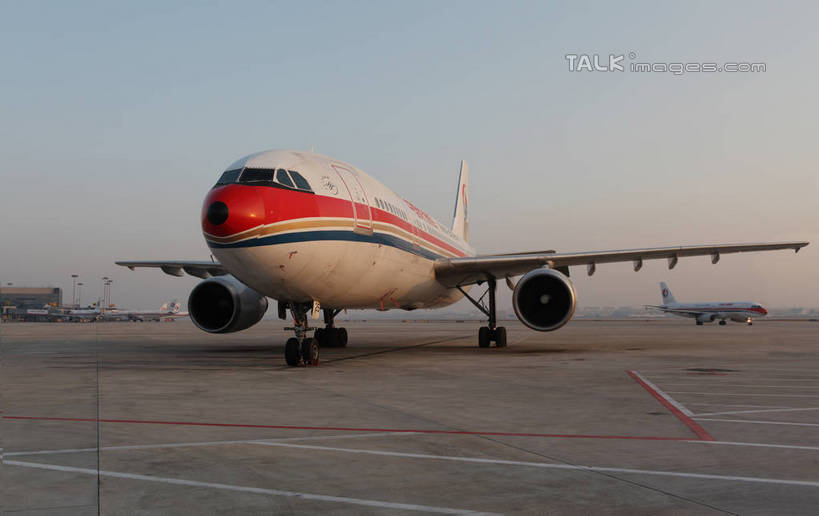 无人,机场,横图,室外,特写,白天,正面,飞机,飞机场,阴影,条纹,光线,轮子,影子,机翼,引擎,地面,交通,航空,红色,蓝色,蓝天,天空,阳光,停机坪,交通工具,天,发动机,运输,一架,晴朗,客机,停泊,载具,万里无云,航空站,空港,晴空,晴空万里,彩图,shwf1