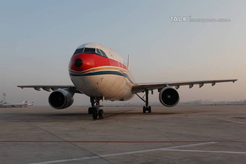 无人,机场,横图,室外,特写,白天,正面,飞机,飞机场,阴影,条纹,光线,轮子,影子,机翼,引擎,地面,交通,航空,红色,蓝色,蓝天,天空,阳光,停机坪,交通工具,天,发动机,运输,一架,晴朗,客机,停泊,载具,万里无云,航空站,空港,晴空,晴空万里,彩图,shwf1