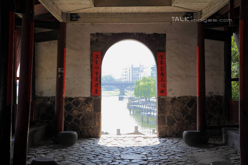 无人,横图,室内,白天,正面,旅游,度假,河流,名胜古迹,水,植物,门,标志建筑,地标,建筑,中国,亚洲,阴影,遗迹,光线,影子,柱子,墙,河水,水流,拱门,地面,古迹,文物,娱乐,建设,古建筑,浙江,墙壁,墙面,树,树木,浙江省,绿色,天空,阳光,自然,门框,天,享受,休闲,旅游胜地,放松,生长,成长,古文明,东亚,廊桥,中华人民共和国,华东地区,浙,丽水,丽水市,庆元,庆元县,彩图,咏归桥,shwf1
