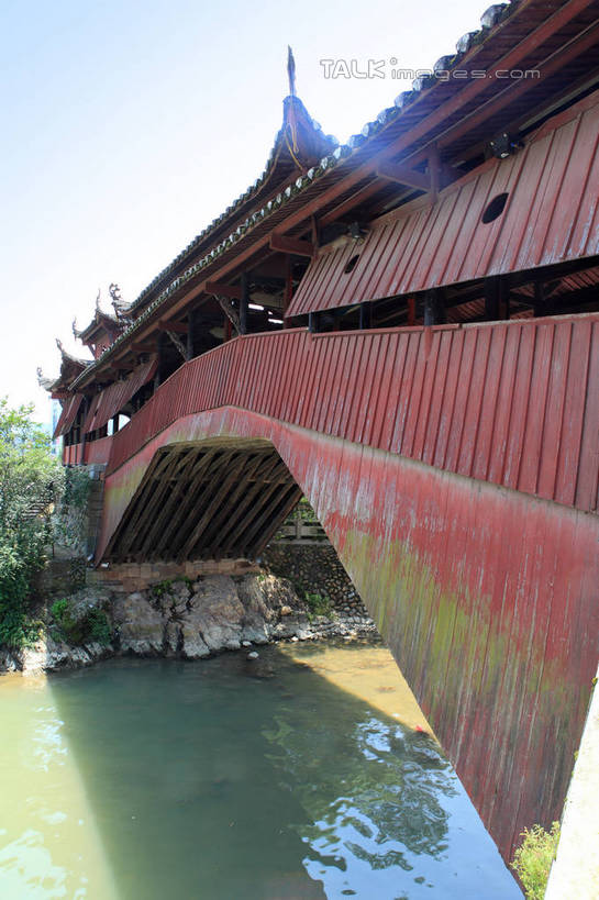 无人,竖图,室外,白天,仰视,旅游,度假,河流,石头,名胜古迹,水,植物,标志建筑,地标,建筑,中国,亚洲,阴影,遗迹,光线,木制,石子,瓦片,影子,屋檐,河水,水流,古迹,文物,娱乐,建设,古建筑,浙江,檐,树,树木,浙江省,蓝色,绿色,蓝天,天空,阳光,自然,木制品,天,享受,休闲,旅游胜地,放松,生长,晴朗,成长,古文明,东亚,廊桥,万里无云,中华人民共和国,华东地区,浙,丽水,丽水市,庆元,庆元县,石块,岩石,晴空,晴空万里,彩图,低角度拍摄,咏归桥,shwf1