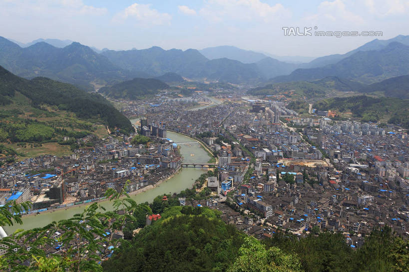 无人,家,横图,俯视,航拍,室外,白天,旅游,度假,河流,美景,山,山脉,树林,水,植物,中国,亚洲,许多,阴影,弯曲,光线,影子,房屋,屋子,河水,景观,山峰,水流,云,云朵,山峦,弧形,云彩,娱乐,浙江,楼房,住宅,树,树木,浙江省,排列,蓝色,绿色,白云,蓝天,天空,阳光,自然,群山,天,享受,休闲,弧度,景色,放松,蜿蜒,生长,晴朗,成长,鸟瞰,队列,自然风光,东亚,中华人民共和国,华东地区,浙,丽水,丽水市,庆元,庆元县,晴空,彩图,高角度拍摄,房子,shwf1
