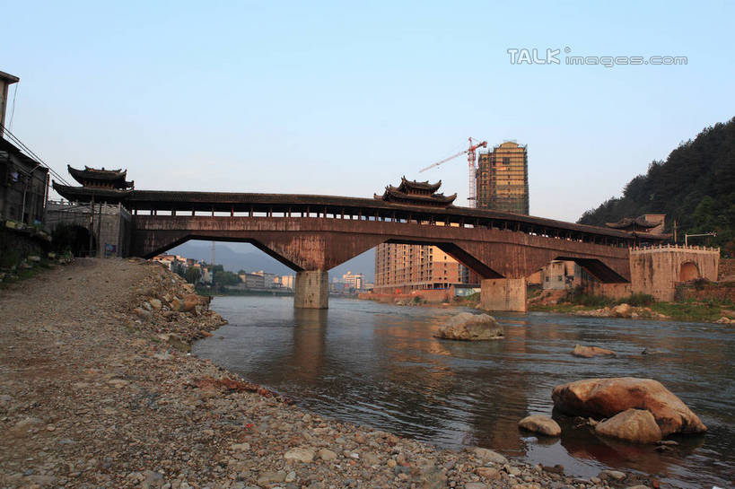 无人,高楼大厦,横图,室外,白天,正面,旅游,度假,技术,河流,石头,名胜古迹,山,水,植物,标志建筑,大厦,地标,建筑,摩天大楼,中国,亚洲,阴影,遗迹,光线,木制,石子,瓦片,影子,屋檐,河水,山峰,水流,山峦,古迹,文物,娱乐,设备,建设,古建筑,浙江,檐,吊车,树,树木,浙江省,施工,蓝色,绿色,蓝天,天空,阳光,自然,木制品,交通工具,天,享受,休闲,机械,起重机,旅游胜地,放松,生长,晴朗,成长,工程,载具,古文明,东亚,廊桥,万里无云,中华人民共和国,华东地区,浙,丽水,丽水市,工作车,施工车,汽车吊,庆元,庆元县,石块,岩石,晴空,晴空万里,彩图,大楼,高层建筑,高楼,摩天楼,咏归桥,shwf1